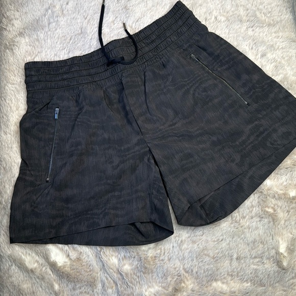 Athleta | Camden Printed Short, Size 6 - Picture 5 of 15
